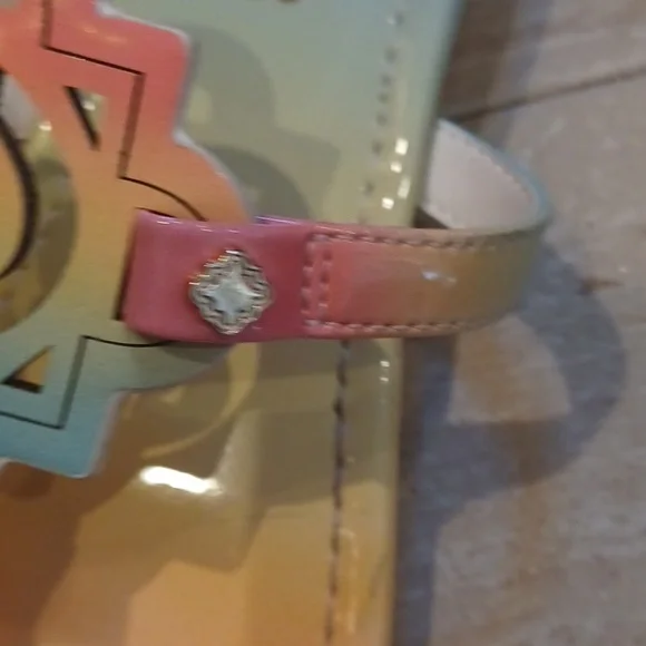 Gorgeous Crown & Ivy Wylie Pastel Thong Sandals - Picture 4 of 10